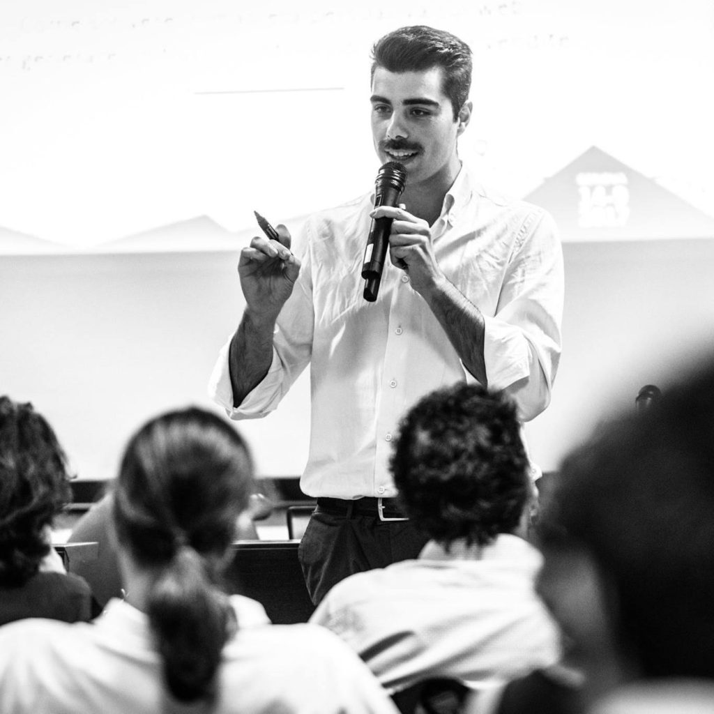 Andrea Lisi durante un intervento sul copywriting persuasivo e marketing