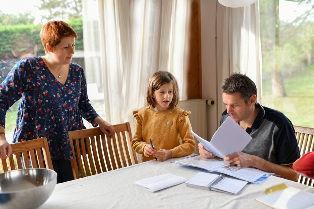 famiglia che fa i conti a fine mese per calcolare il proprio reddito e comprendere cosa possono permettersi