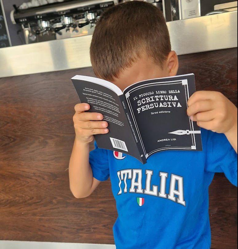 Mauro il figlio di Andrea Lisi legge Il piccolo libro della scrittura persuasiva